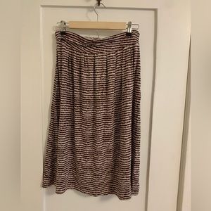 Mid rise midi skirt with side zipper. Cream with aubergine geometric pattern